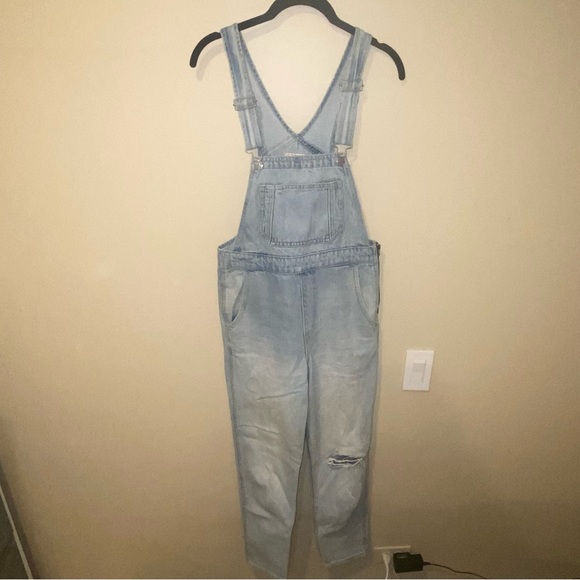 Levi’s Mom Overalls - Picture 2 of 7